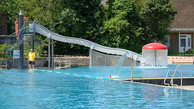 Eins der Becken im Benrahter Freibad