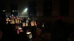 Viele beleuchtete Laternen