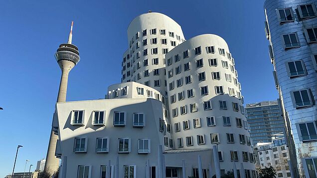 Frank Gehry bauten und der Rheinturm