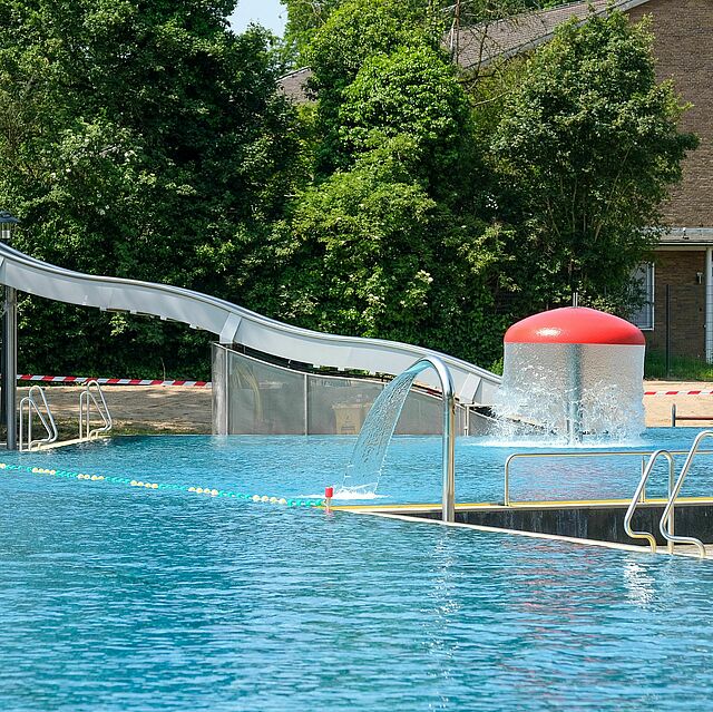 Schwimmbecken mit Rutsche