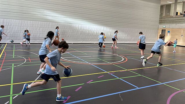 Kinder laufen durch die Turnhalle
