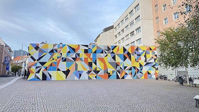 Das Kunstwerk "Hornet" der Künstlerin Sarah Morris