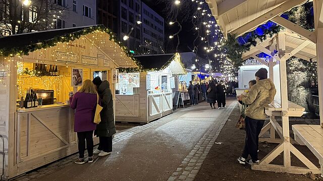Der Durchgang durchs "Winter Village" mit Hütten links und rechts