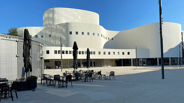 Das Schauspielhaus in der Vorderansicht vor blauem Himmel.