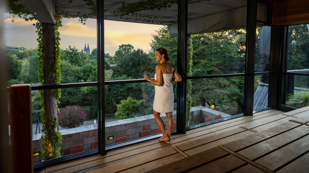 Frau steht in der Panoramasauna