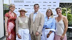 Fünf Menschen posieren für ein Bild