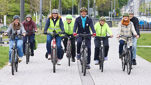 Menschen fahren in einer Gruppe auf Fahrrädern