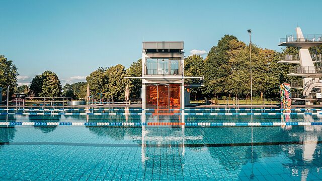 Ein Becken im Freibad Allwetterbad Flingern