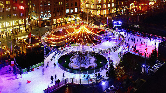 Gesamte Eisfläche wie sie in den Vorjahren aussah, im Lichtermeer.