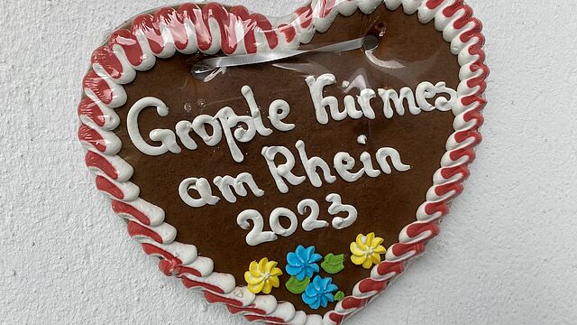 Lebkuchenherz mit der Aufschrift "Größte Kirmes am Rhein"