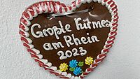 Lebkuchenherz mit der Aufschrift "Größte Kirmes am Rhein"