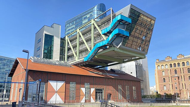 Der "Wolkenbügel" ragt über das denkmalgeschützte Gebäude drüber