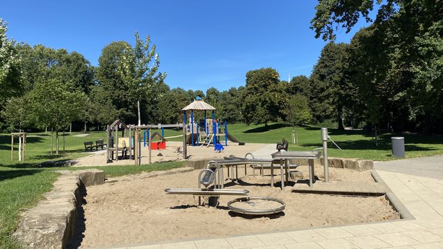 Die Matschanlage und der Spielplatz im Hintergrund