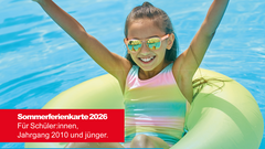 Kind sitzt in einem Schwimmring