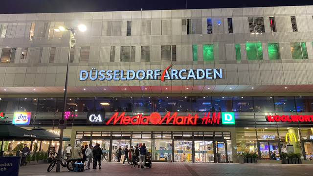 Die Düsseldorf Arcaden von draußen