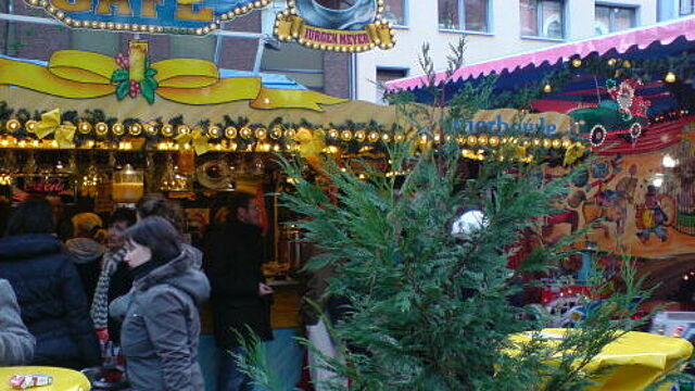 Menschen auf dem Weihnachtsmarkt.
