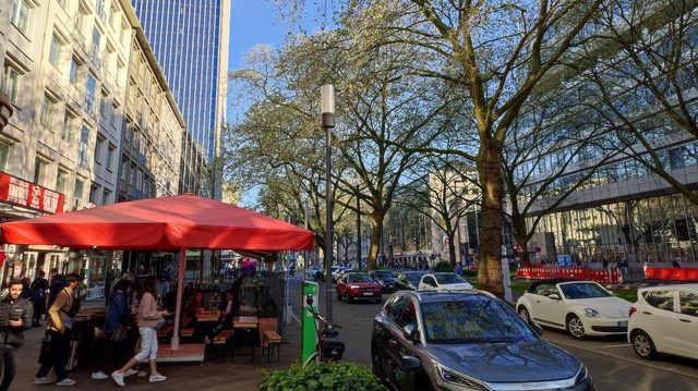 Straße mit Außengastronomie