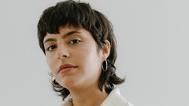 Ein Porträt von Şeyda Kurt.