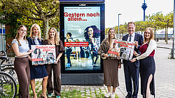 Menschen halten Plakate hoch