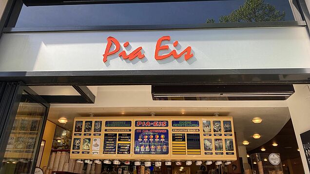 Die Menütafel von Pia Eis mit dem Logo oben