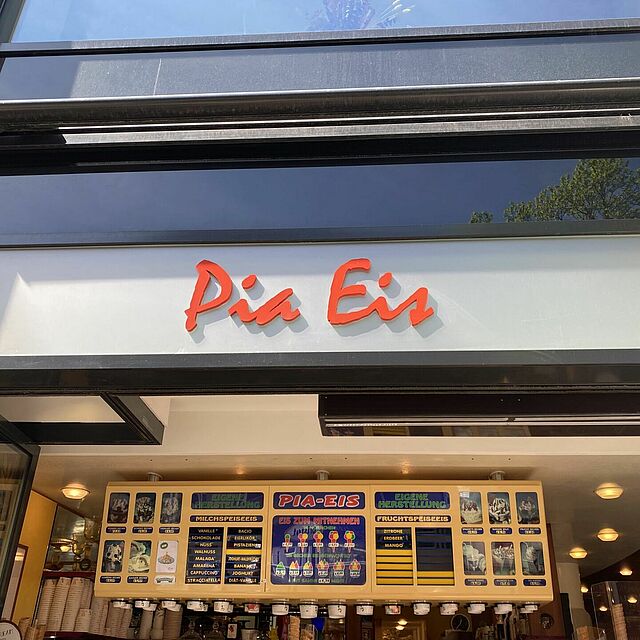 Das Schild der Eisdiele Pia