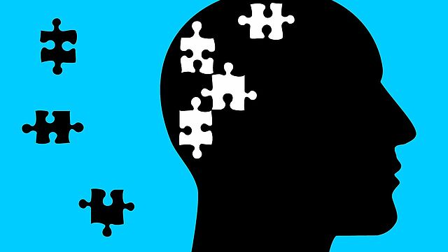 Kopf mit Puzzleteilen