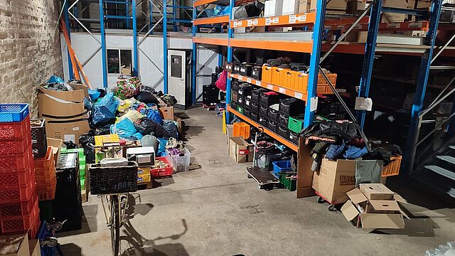 Das Lager mit Kisten und Hilfsmitteln.