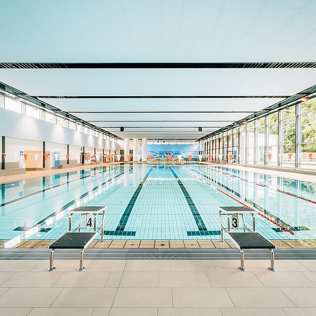 Schwimmbecken im Familienbad Niederheid