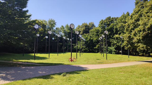 Viele große Uhren stehen am Eingang zum Volksgarten