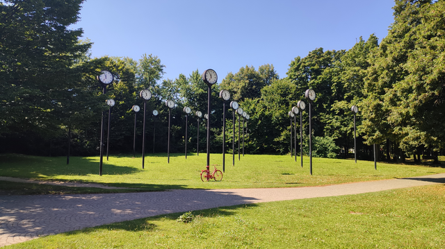 Große Uhren am Eingang zum Volksgarten