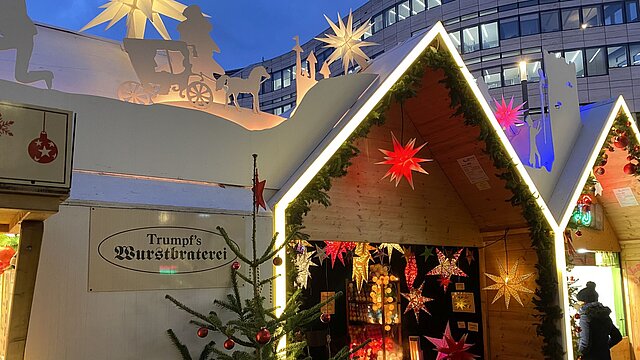 Buden des Märchenmarktes auf dem Schadowplatz.