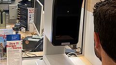 Mensch vor dem Fototerminal