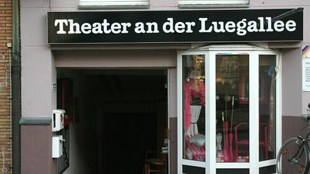 Eingang des Theaters an der Luegallee.