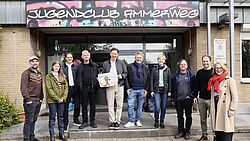 Menschen stehen vor einem Gebäude