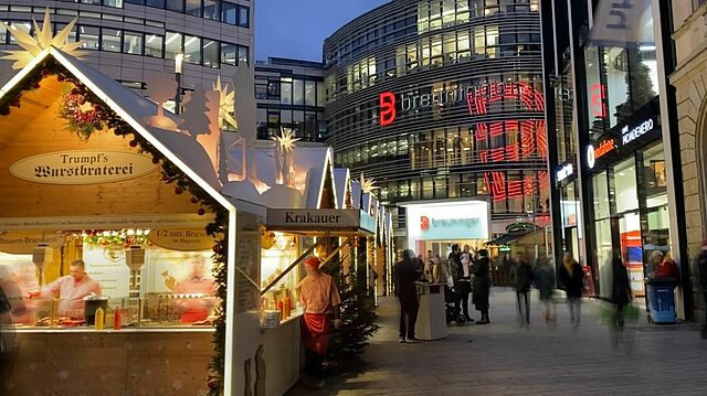 Blick auf den Märchenmarkt mit dem Breuninger Kaufhaus im Hintergrund.