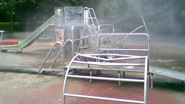 Wasserspielgeräte auf dem Spielplatz in Gerresheim