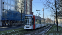 Bahn fährt durch Düsseldorf