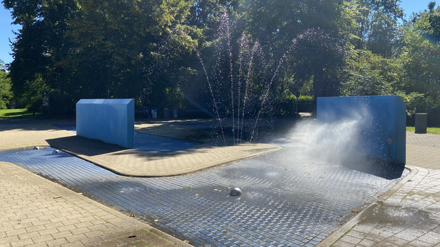 Das Wasser kommt aus den Düsen