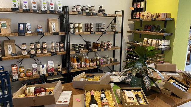 Der Laden Feinisa mit gefüllten Regalen