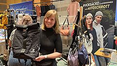 Mitarbeiten von Airpaq zeigt einen Rucksack