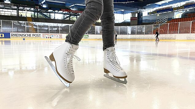 Schlittschuhe auf Eis.