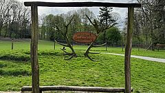 Ein Hirschgeweih mit Schild