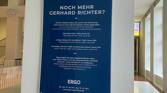 Ein Hinweis Schild zur Richter Ausstellung