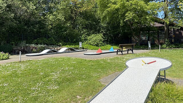 Einige der Bahnen der Minigolf Anlage im Südpark