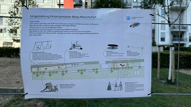 Ein Infoschild am Bauzaun