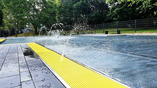 Wassersprudler an einem Becken im Freibad
