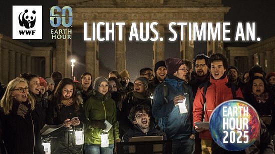 Menschen stehen nebeneinander vor dem Brandenburger Tor