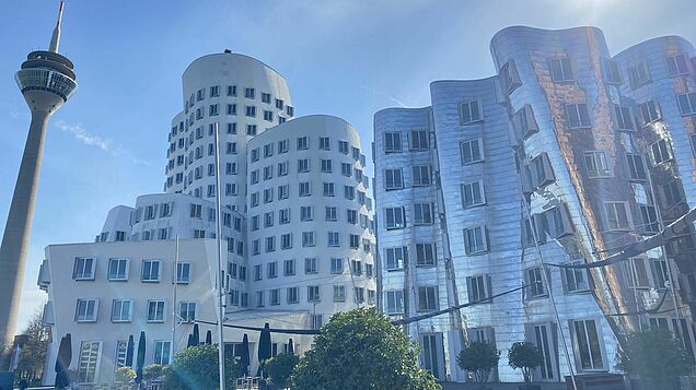Der Rheinturm neben den Frank Gehry Bauten