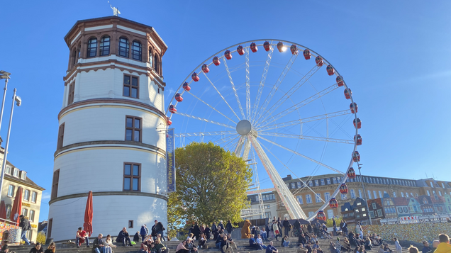 Das Schifffahrtsmuseum mit dem Riesenrad daneben
