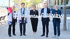 Menschen halten ein Schild hoch 